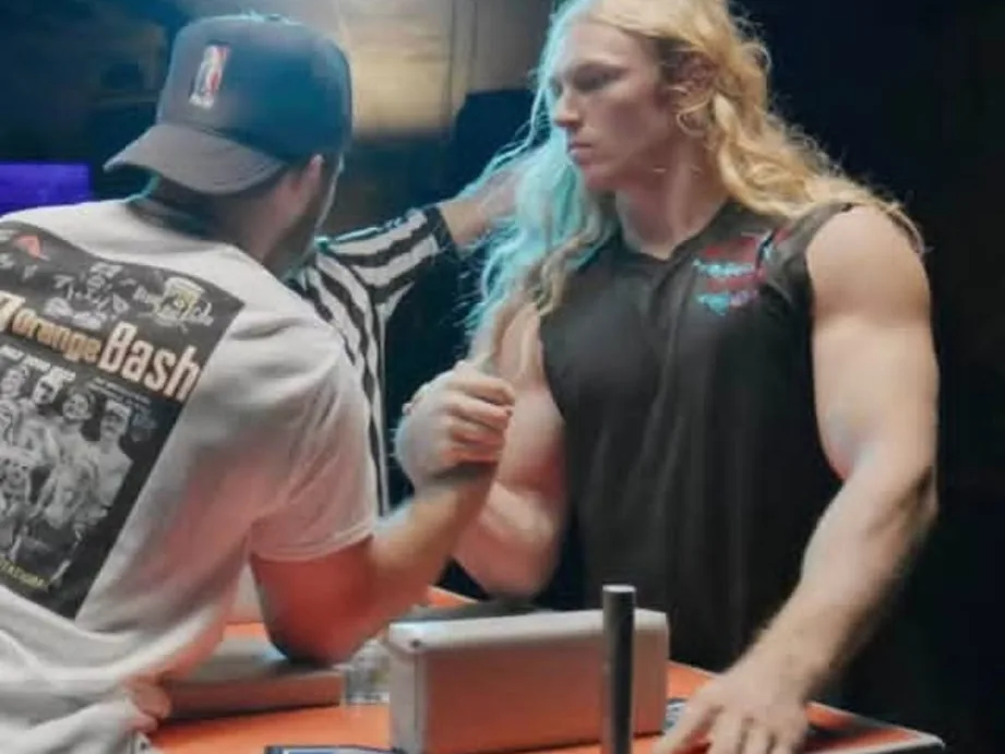 Cody Wood at the armwrestling table before a grip at Orange Bash